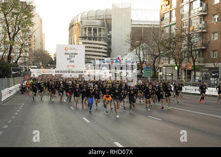 Mehrere tausend amateur Läufer starten San Silvestre Vallecana Rennen in Madrid, Spanien, 31. Dezember 2018. Dieses Fun Run ist drei Stunden organisiert vor dem Internationalen San Silvestre Vallecana Rennen, in dem die Internationale professionelle Läufer konkurriert. Insgesamt 42.500 Läufer, einschließlich professionelle Athleten und Amateure, konkurrieren in der traditionellen und berühmten Madrid Das 10-km-Rennen genannt ist eine Silvestre Vallecana", die jeder der 31. Dezember organisiert wird, den St. Silvestre heiliger Tag in der spanischen Hauptstadt. Mit: Atmosphäre, Wo: Madrid, Spanien Wann: 01 Jan 2019 Credit: Oscar Gonzalez/WENN.com Stockfoto