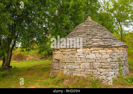 Ein kazun in der Nähe von Vodnjan, Istrien, Kroatien - eine traditionelle trockene Wand Tierheim constucted für Bauern und Hirten Stockfoto