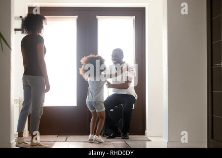 Glückliches Kind Tochter aufgeregt afrikanischen Vati nach Hause zu erfüllen Stockfoto