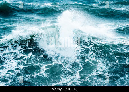 Schönen stürmischen Meer, abstrakte natürlichen Hintergrund, brechenden Wellen, Natur Katastrophe Hurrikan auf dem Meer, die Kraft der Natur Stockfoto