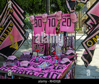 PALERMO, ITALIEN - 16. JUNI 2018: Rosa Kleider und Flaggen Verkauf an Unterstützer von Palermo Football Team, Sizilien. Stockfoto