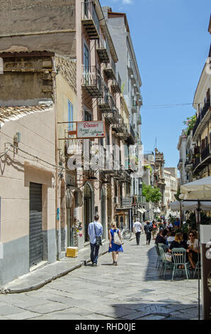 PALERMO, ITALIEN - 16. JUNI 2018: Besucher genießen die Geschäfte und Cafés der Via Sant'Anna im historischen Zentrum von Palermo, Sicil Stockfoto