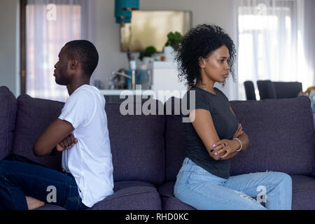 Hartnäckige schwarz Paar auf der Couch sitzen einander ignorieren Stockfoto