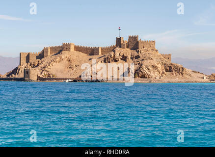 Querformat von Salah El Din Burg auf farun Insel im Golf von Aqaba, Rotes Meer, Taba, Ägypten Stockfoto