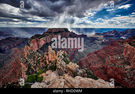 Gewitter und Sonnenstrahlen über Grand Canyon, Wotans Throne, Cape Royal Viewpoint, Arizona, USA Stockfoto