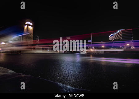 Kairo/Ägypten - 1/11/2019: Lange Belichtung geschossen für den Verkehr auf Qasr el Nil Brücke in Kairo Ägypten Stockfoto