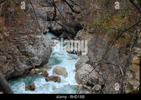 Die Mountain River fließt zwischen den Felsen in der Khadzhokhskaya Schlucht. Adygea. Stockfoto