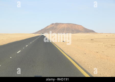 Im Sudan Afrika die Straße in der Nubischen Wüste Konzept von Wild- und Abenteuer Stockfoto