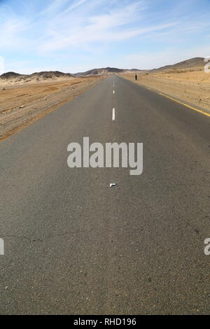 Im Sudan Afrika die Straße in der Nubischen Wüste Konzept von Wild- und Abenteuer Stockfoto