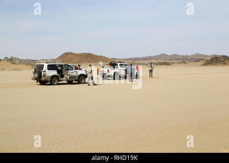 SUDAN, BAYUDA WÜSTE - ca. Januar 2019 - - Unbekannter Auto in der Wüste Stockfoto