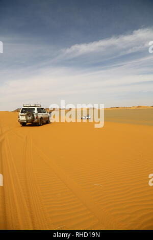 SUDAN, BAYUDA WÜSTE - ca. Januar 2019 - - Unbekannter Auto in der Wüste Stockfoto