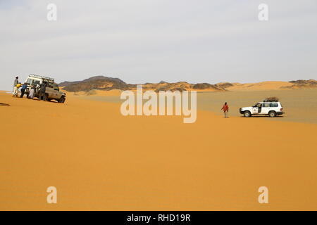 SUDAN, BAYUDA WÜSTE - ca. Januar 2019 - - Unbekannter Auto in der Wüste Stockfoto