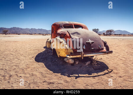 Verlassenes Auto in der Wüste Namib in der Nähe von Solitaire Stockfoto