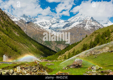 Regenbogen im Bewässerungswasser Tüllen im Sommer Alpen Berg (Schweiz, in der Nähe von Zermatt) Stockfoto