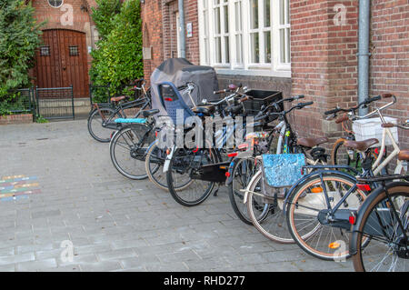 Fahrräder Vor Der Basisschool Schule Lidwina in Amsterdam Die Niederlande 2018 Stockfoto