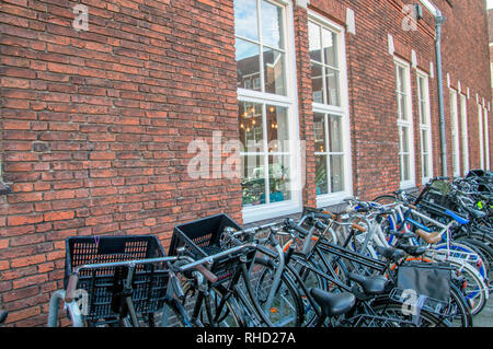 Fahrräder Vor Der Basisschool Schule Lidwina in Amsterdam Die Niederlande 2018 Stockfoto