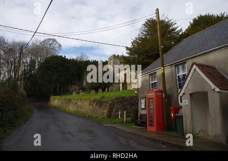 Rote Telefonzelle. Compton Valence. Der Macmillan. Weitwanderweg. Dorset. England. Großbritannien Stockfoto