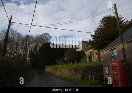 Rote Telefonzelle. Compton Valence. Der Macmillan. Weitwanderweg. Dorset. England. Großbritannien Stockfoto