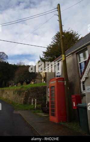 Rote Telefonzelle. Compton Valence. Der Macmillan. Weitwanderweg. Dorset. England. Großbritannien Stockfoto