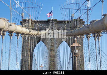 Das unverwechselbar gerahmte und komponierte Bild der ikonischen und weltberühmten Brooklyn Bridge in New York City. Stockfoto