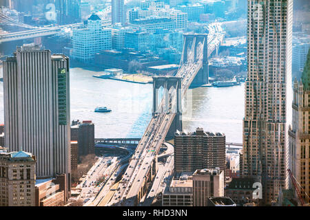 Erhöhten Blick auf die Brooklyn Bridge über den East River in New York Cityscape Stockfoto