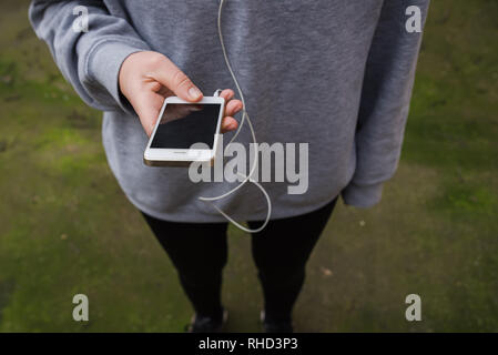 Junge Frau mit wearable Tech während Fitness Workout Stockfoto