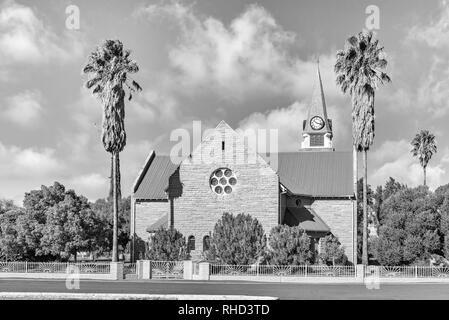 LOXTON, SÜDAFRIKA, August 7, 2018: ein monochromes Street Scene, mit der Niederländischen Reformierten Kirche, in Loxton in der Northern Cape Provinz Stockfoto