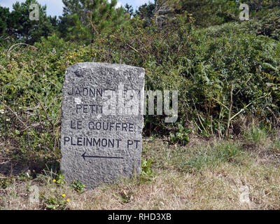 Gravierter Stein Waymarker für jaonnet Bay, Petit Bot, Le Gouffre & Pleinmont Punkt auf dem Küstenweg, Guernsey, Channel Islands.de. Stockfoto