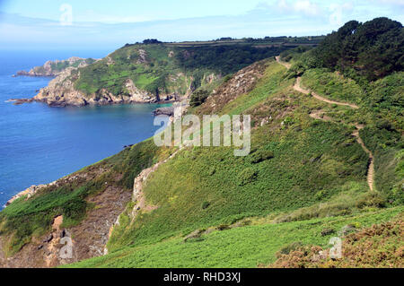 Der Fußweg oberhalb der Klippen in der Nähe von Petit Bot Bay an der Küste Guernsey, Channel Islands.de. Stockfoto