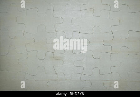 Eine komplexe alte Holzpuzzle für Kinder mit unregelmäßigen Formen Stockfoto