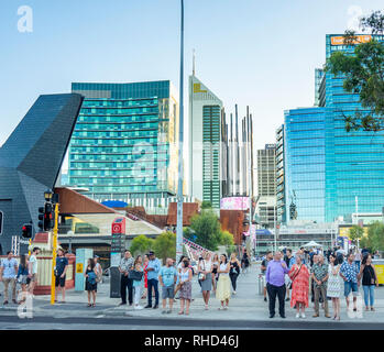 Passanten und Pendler an Fringe Welt Festival Yagan Square Northbridge Perth WA Australien. Stockfoto