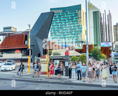 Passanten und Pendler an Fringe Welt Festival Yagan Square Northbridge Perth WA Australien. Stockfoto