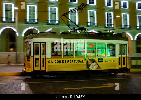 Leuchtend gelbe traditionellen Straßenbahnen Stockfoto