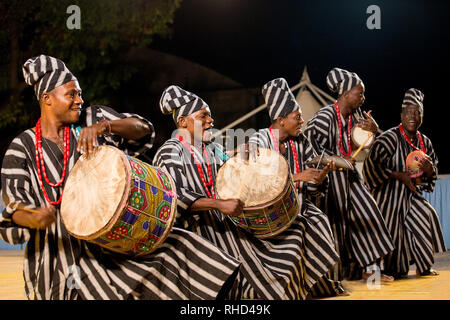 Gorizia, Italien - 26. August 2017: drumers von Benin traditionelle Dance Company in der Stadt Straße während der internationalen Folklore Festival Stockfoto