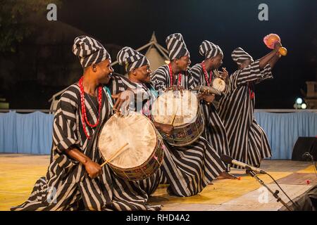 Gorizia, Italien - 26. August 2017: Musiker von Benin traditionelle Dance Company in der Stadt Straße während der internationalen Folklore Festival Stockfoto