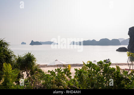 Blick von der Insel mit Strand mit Inseln punktieren die Landschaft am Nachmittag, Licht, Ha Long Bay, Vietnam Stockfoto