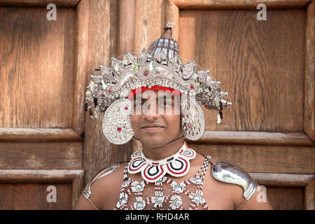 Gorizia, Italien - 27. August 2017: Tänzer der Sri Lanka traditionelle Dance Company auf der Stadt Straße während der internationalen Folklore Festival Stockfoto