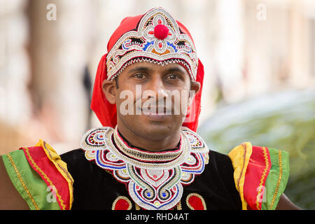 Gorizia, Italien - 27. August 2017: Tänzer der Sri Lanka traditionelle Dance Company auf der Stadt Straße während der internationalen Folklore Festival Stockfoto