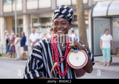 Gorizia, Italien - 27. August 2017: Musiker von Benin traditionelle Dance Company in der Stadt Straße während der internationalen Folklore Festival Stockfoto