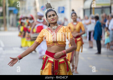 Gorizia, Italien - 27. August 2017: Tänzer der Sri Lanka traditionelle Dance Company auf der Stadt Straße während der internationalen Folklore Festival Stockfoto