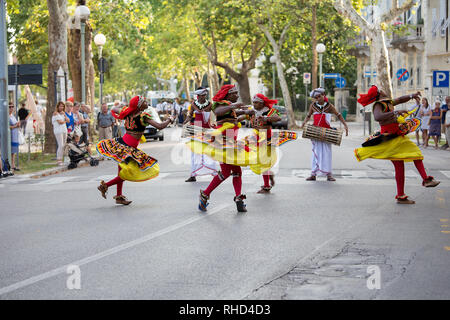 Gorizia, Italien - 27. August 2017: Tänzer der Sri Lanka traditionelle Dance Company auf der Stadt Straße während der internationalen Folklore Festival Stockfoto