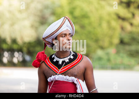 Gorizia, Italien - 27. August 2017: Tänzer der Sri Lanka traditionelle Dance Company auf der Stadt Straße während der internationalen Folklore Festival Stockfoto