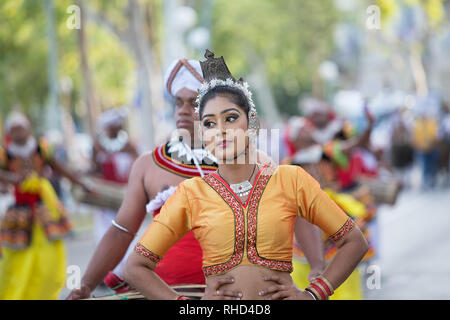 Gorizia, Italien - 27. August 2017: Tänzer der Sri Lanka traditionelle Dance Company auf der Stadt Straße während der internationalen Folklore Festival Stockfoto