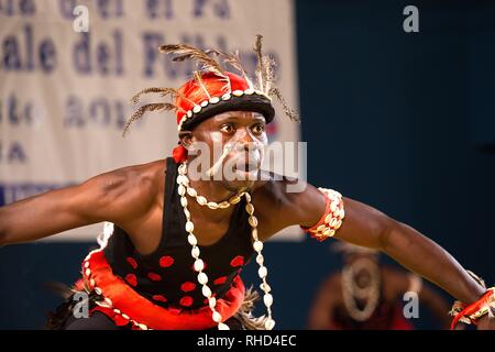 Gorizia, Italien - 26 August, 2017: Die TÄNZERIN von Benin traditionelle Dance Company in der Stadt Straße während der internationalen Folklore Festival Stockfoto