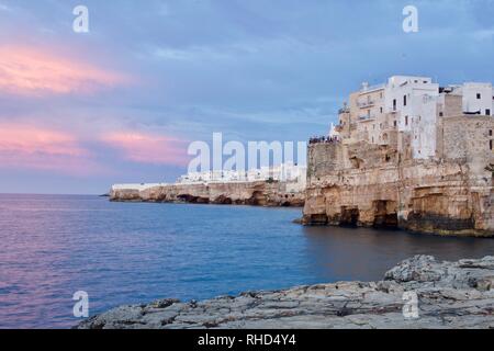 Sonnenuntergang in Polignano a Mare im Sommer Ferien Stockfoto