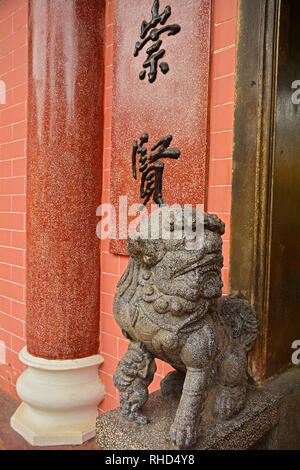 Guardian Lion oder Foo Hund am Eingang zum historischen Hainan Montagehalle in der UNESCO-Zentrale vietnamesischen Stadt Hoi An Stockfoto