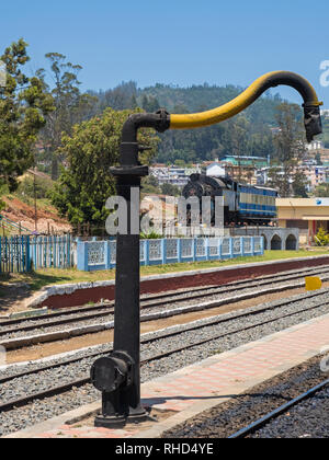 Veraltete Dampflok und Wasser pumpe am Bahnhof in Udagamandalam, auch als Ooty bekannt, von der UNESCO zum Weltkulturerbe Nilgiri Mountain Railway Stockfoto