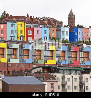 Bunter Mix aus alten und modernen Gehäuse mit Blick auf die Waterfront Bristol UK Stockfoto