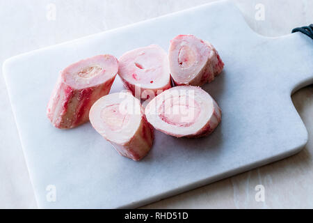 Raw gefrorenes Rindfleisch Knochen auf Marmor. Ökologische Lebensmittel. Stockfoto