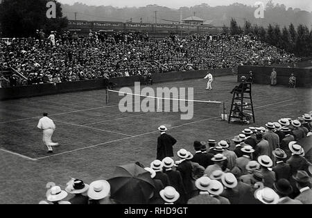 International Lawn Tennis Challenge Match zwischen amerikanischer Tennisspieler William Augustus Larned und Charles Percy Dixon aus Großbritannien. 1911. Stockfoto